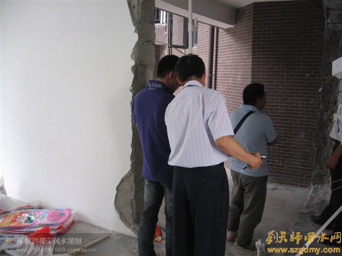 深圳风水大师刘椰荣和业主勘研楼梯风水